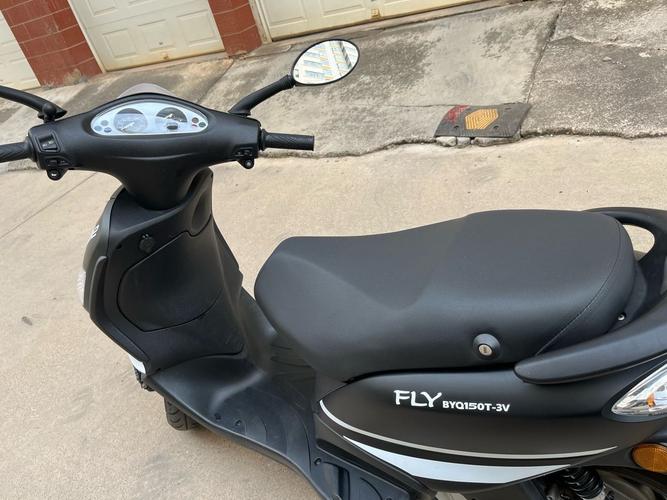 比亚乔150踏板摩托车/比亚乔150踏板摩托车前杂物盒怎样打开